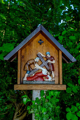 Thumbnail: 09 Jesus fällt zum dritten Mal unter dem Kreuz _JA 32139 Kreuzweg im neuen Friedhof Hohenried.jpg